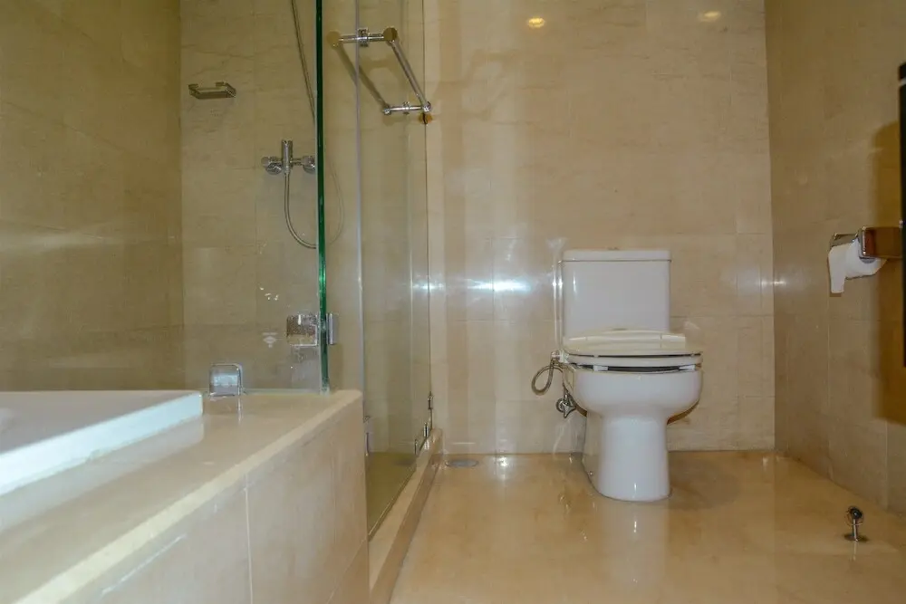 Джакарта: 3 Bedrooms Premium Sudirman Residence by Travelio