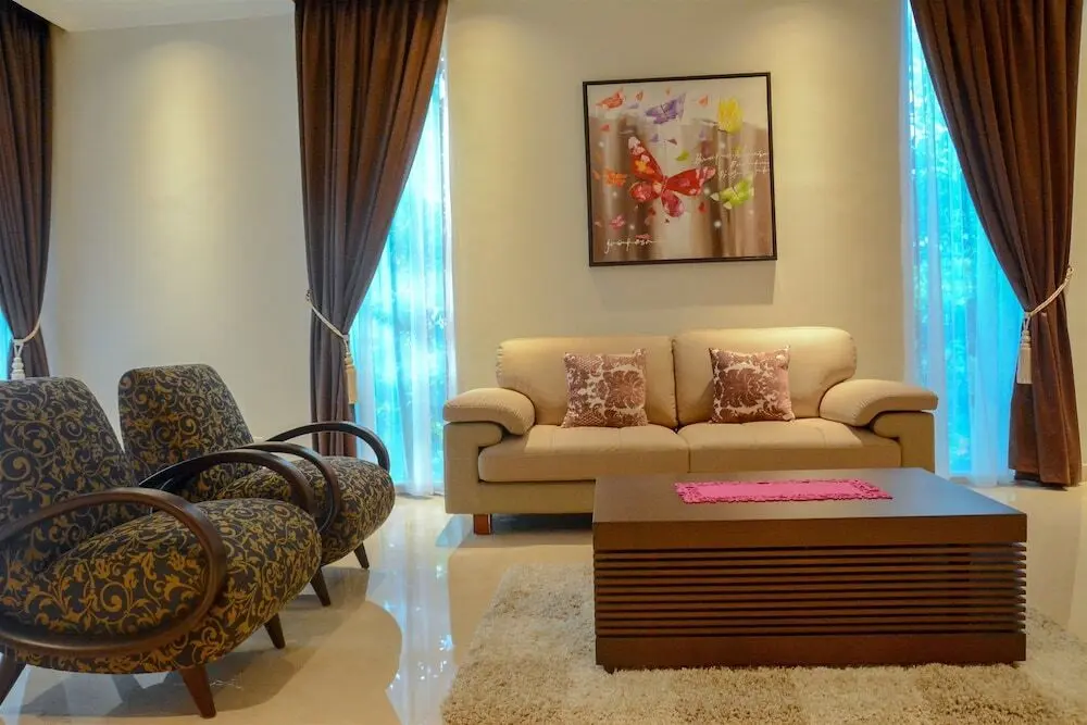 Джакарта: 3 Bedrooms Premium Sudirman Residence by Travelio