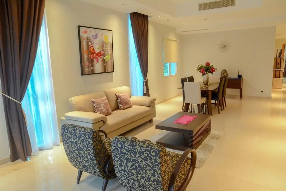 Джакарта: 3 Bedrooms Premium Sudirman Residence by Travelio