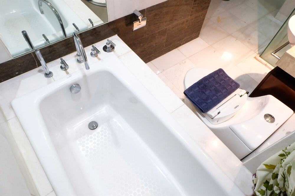 Джакарта: 2 Bedroom Luxury The Peak Apartment By Travelio
