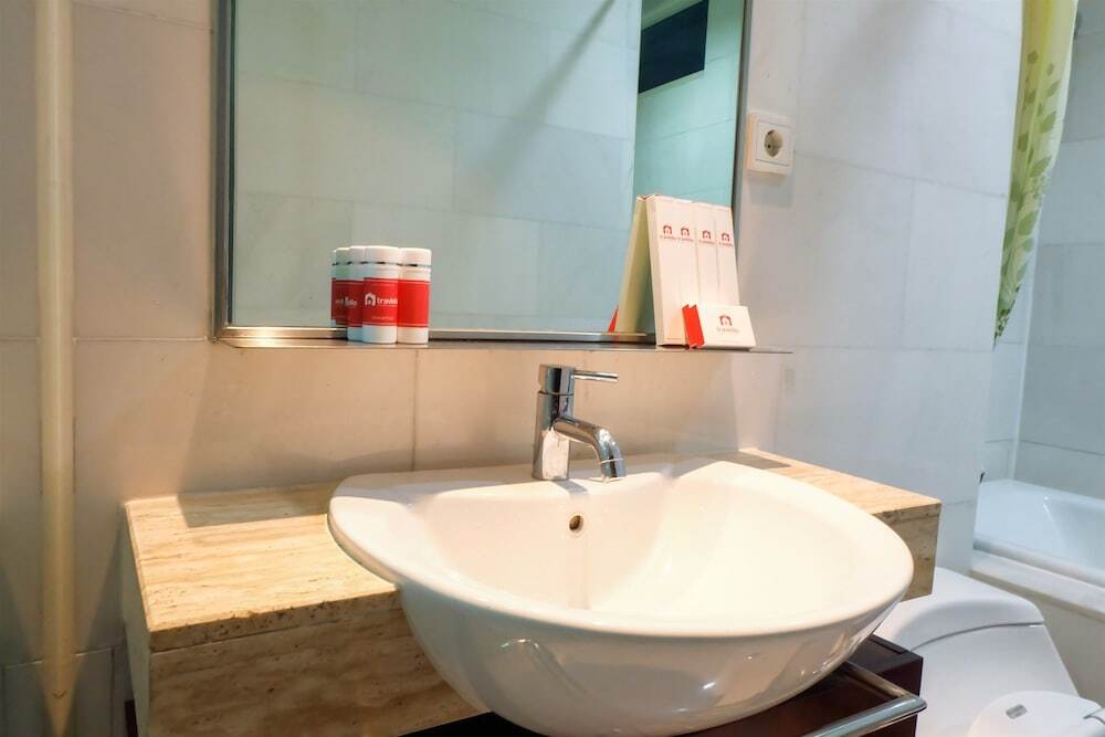 Джакарта: 2 Bedroom Luxury The Peak Apartment By Travelio