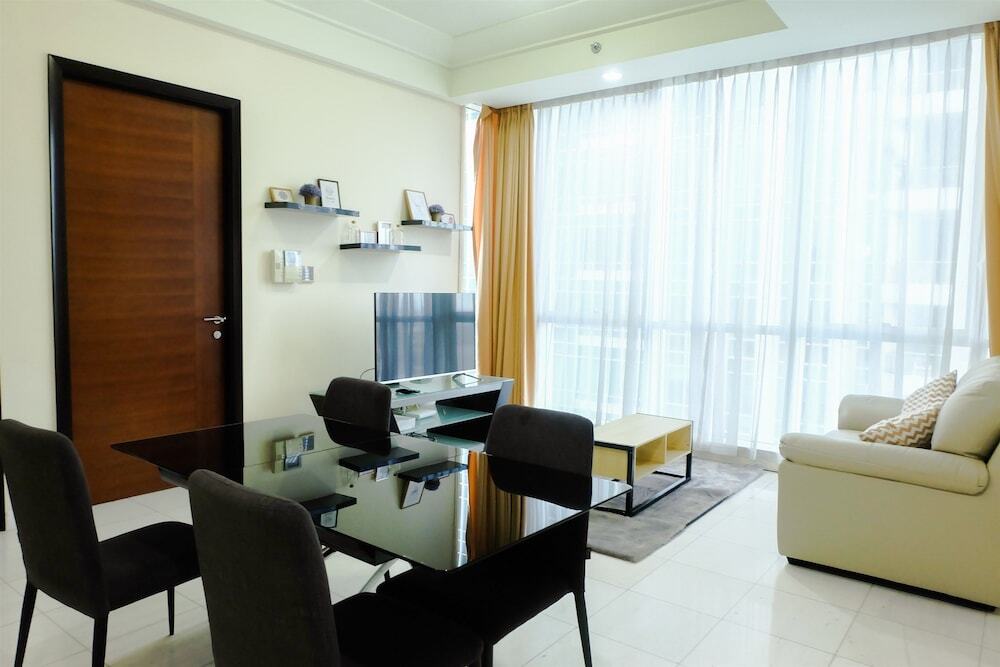 Джакарта: 2 Bedroom Luxury The Peak Apartment By Travelio