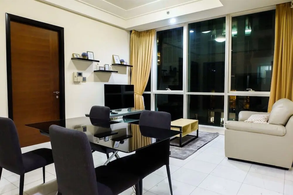 Джакарта: 2 Bedroom Luxury The Peak Apartment By Travelio