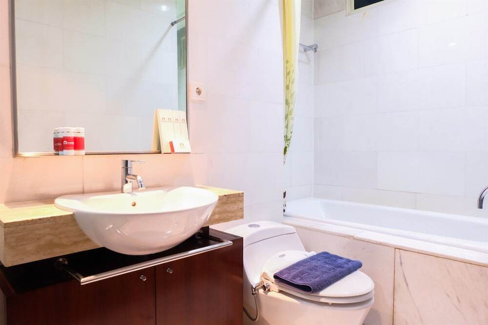 Джакарта: 2 Bedroom Luxury The Peak Apartment By Travelio