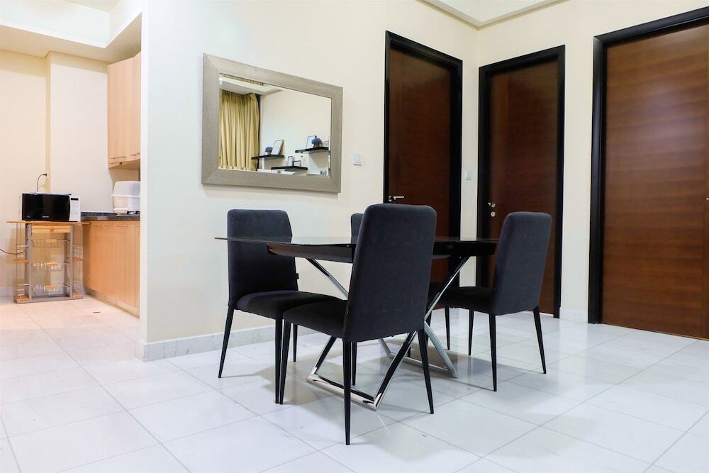 Джакарта: 2 Bedroom Luxury The Peak Apartment By Travelio