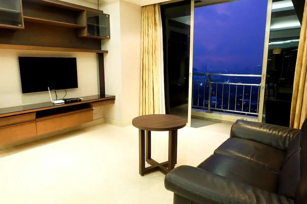 Джакарта: 3 Bedrooms Luxury Sudirman Mansion Apartment by Travelio