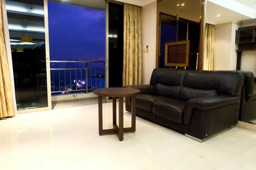 Джакарта: 3 Bedrooms Luxury Sudirman Mansion Apartment by Travelio