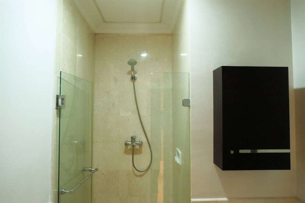 Джакарта: 3 Bedrooms Luxury Sudirman Mansion Apartment by Travelio