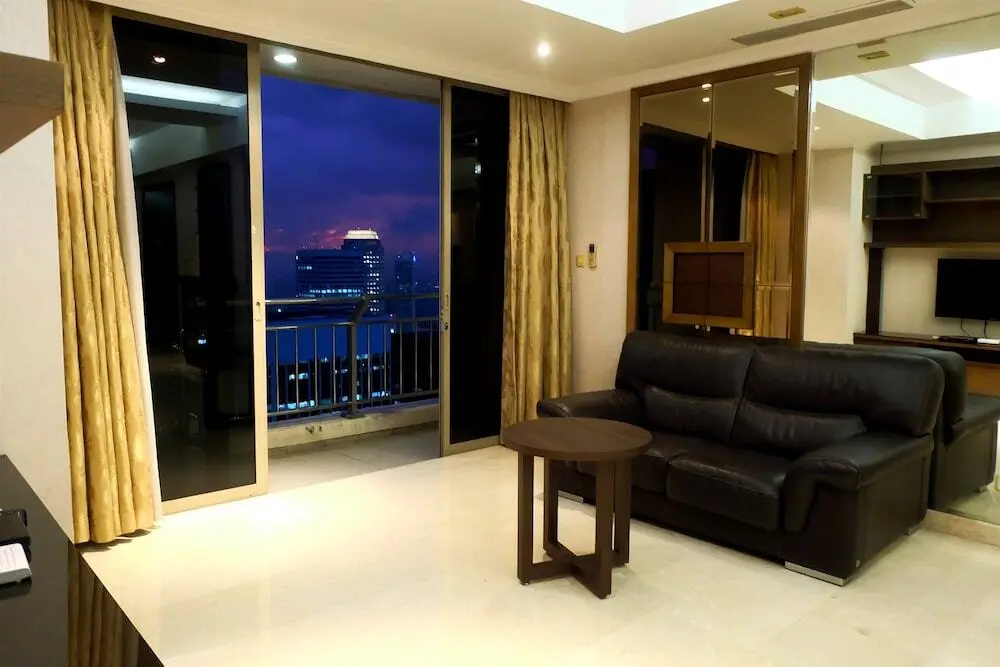 Джакарта: 3 Bedrooms Luxury Sudirman Mansion Apartment by Travelio