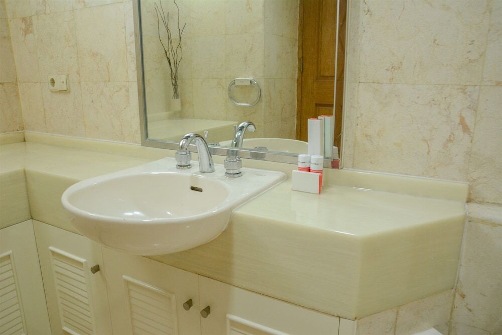 Джакарта: Big 1 Bedroom Park Royale Apartment By Travelio