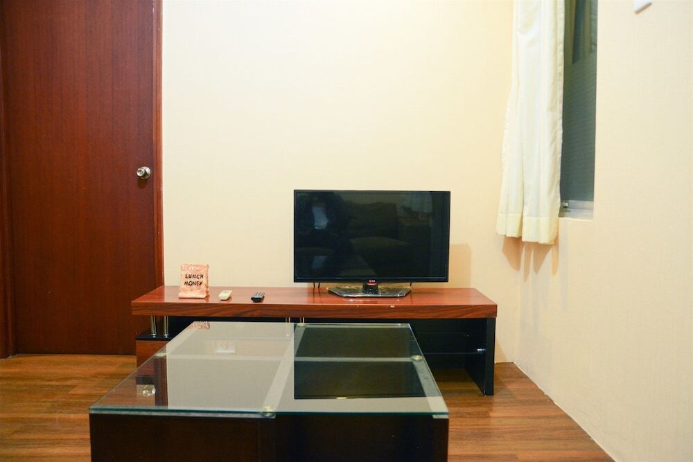 Джакарта: 1 Bedroom Sudirman Park Apartment by Travelio
