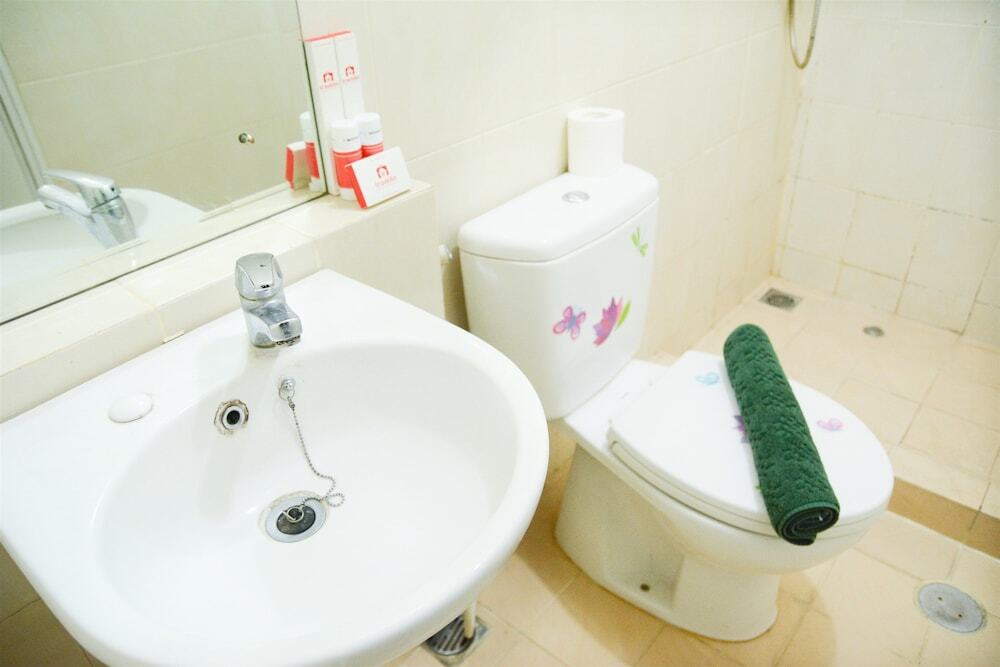 Джакарта: 1 Bedroom Sudirman Park Apartment by Travelio