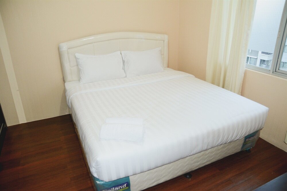 Джакарта: 1 Bedroom Sudirman Park Apartment by Travelio