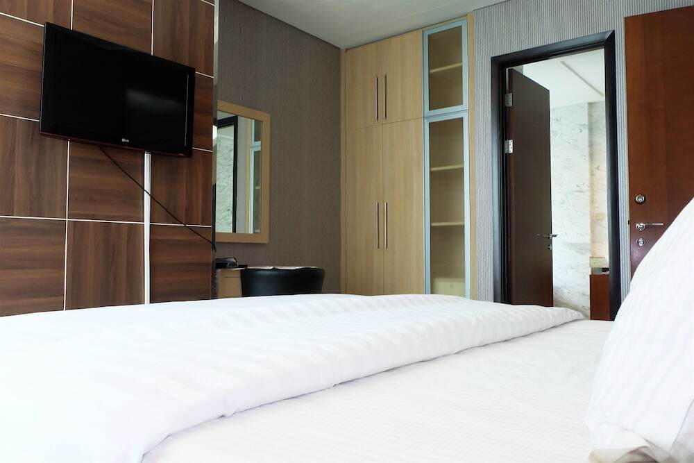 Джакарта: Luxury 3 Bedroom The Peak Apartment By Travelio