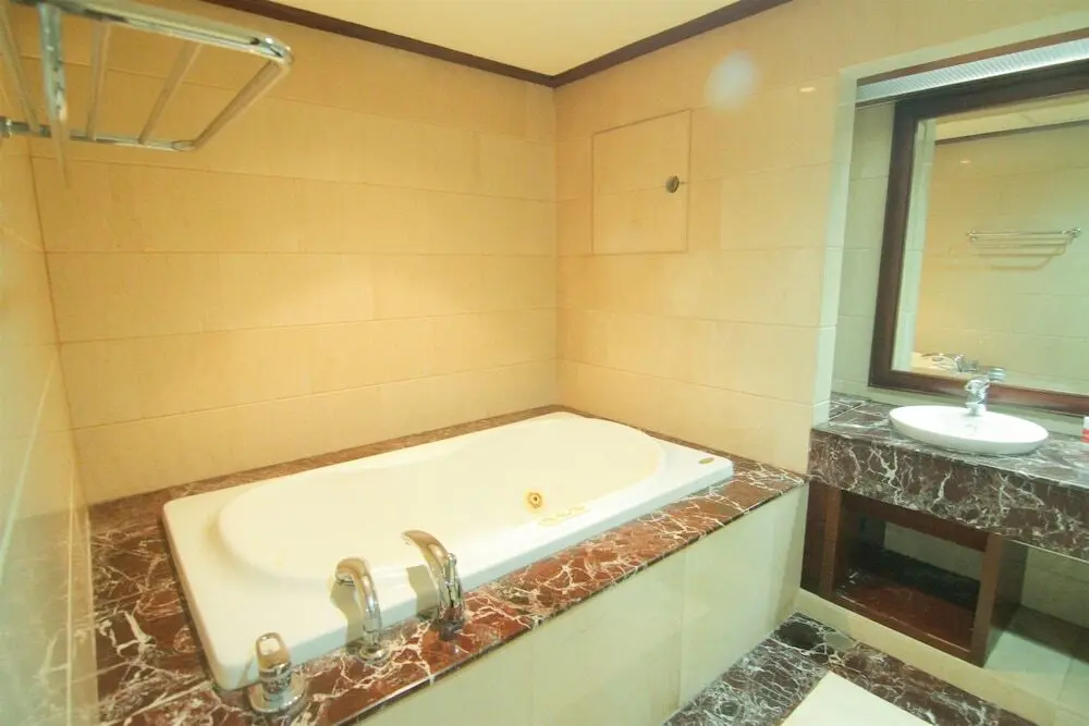 Джакарта: Luxurious 2 Bedroom SCBD Suites Apartment By Travelio