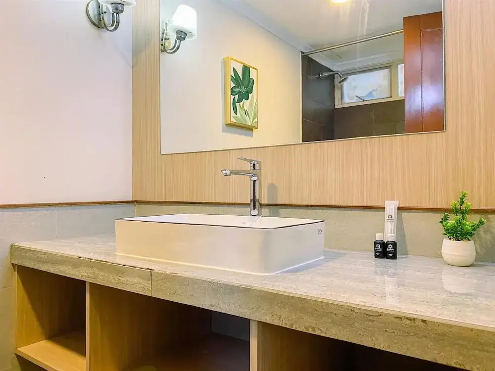 Джакарта: Cozy 2 Bedrooms Sudirman Tower Apartment by Travelio