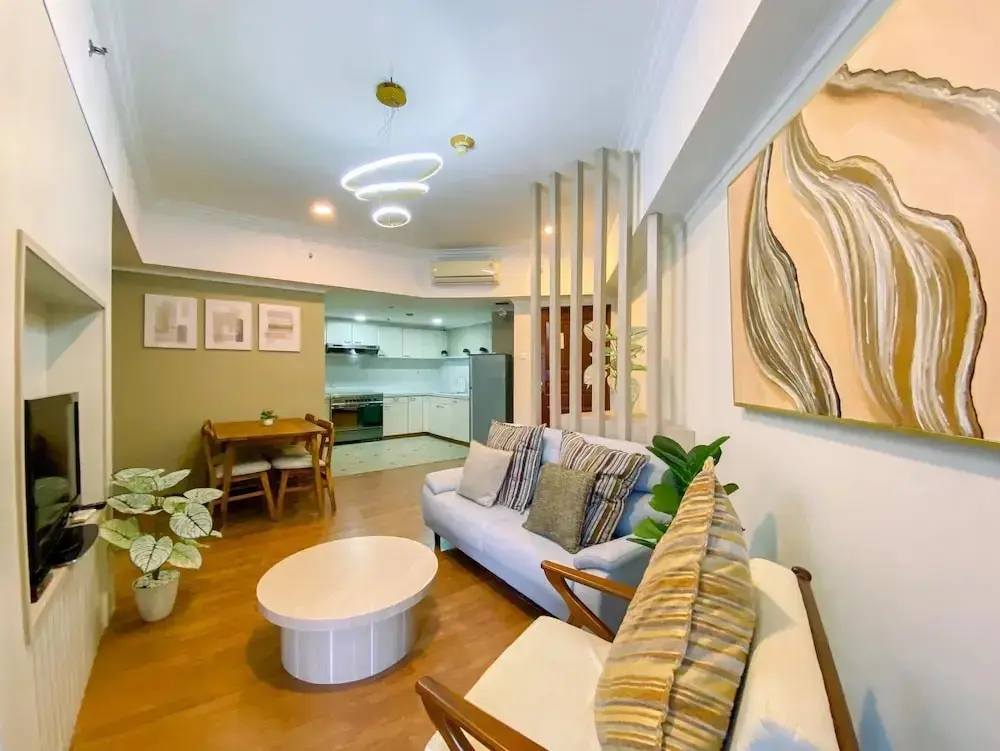 Джакарта: Cozy 2 Bedrooms Sudirman Tower Apartment by Travelio