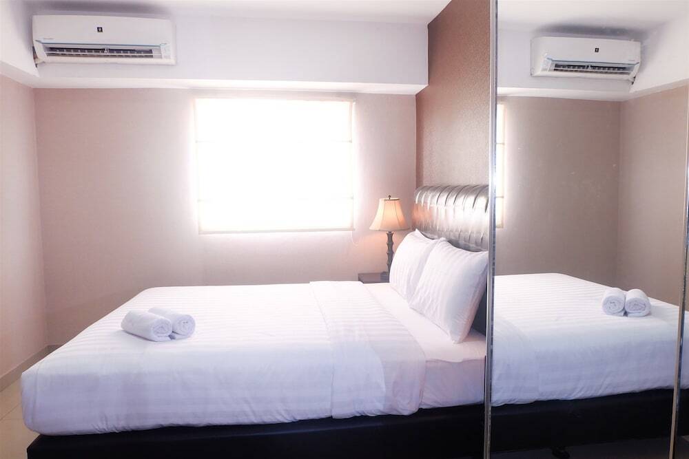 Джакарта: 1 Bedroom The Wave Epicentrum by Travelio
