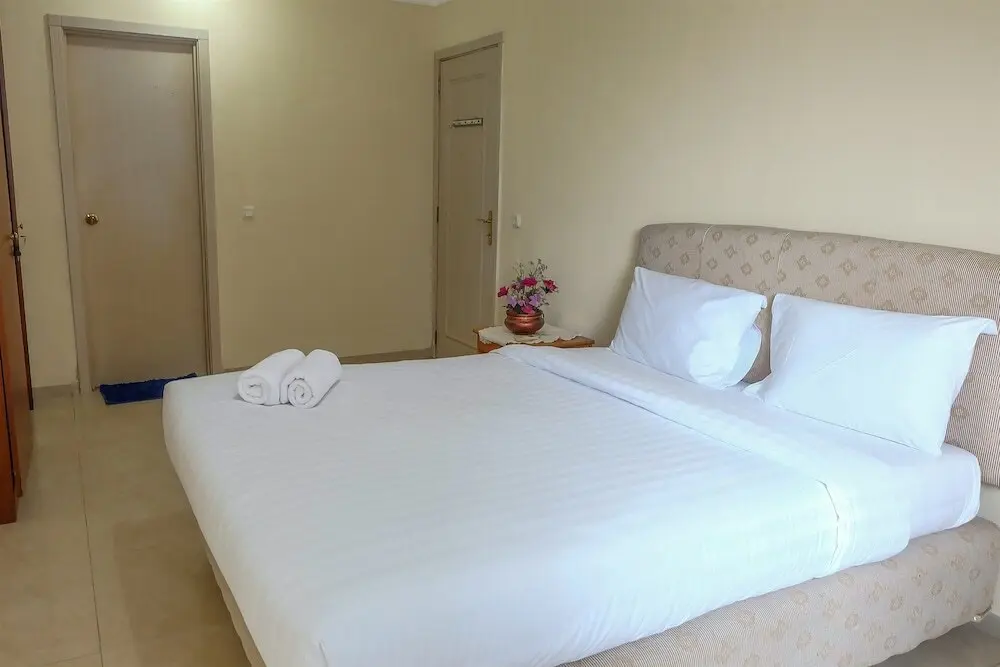 Джакарта: 3 Bedroom Permata Senayan Apartment By Travelio