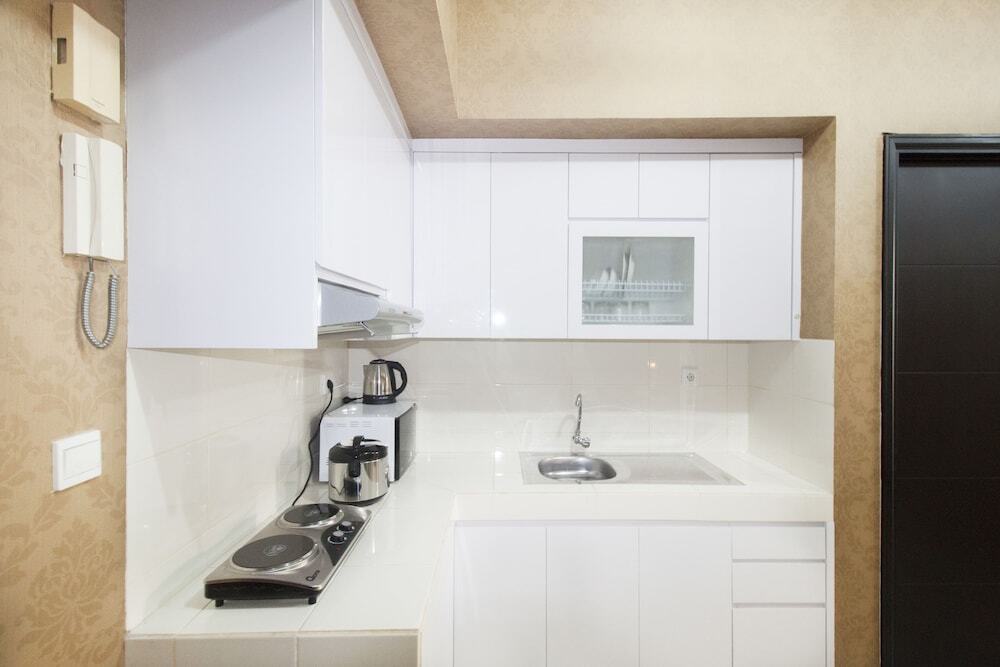 Джакарта: 1 Bedroom Ambassade Residence By Travelio