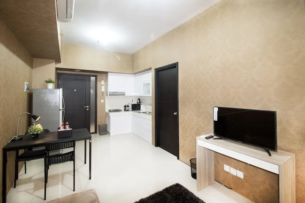 Джакарта: 1 Bedroom Ambassade Residence By Travelio