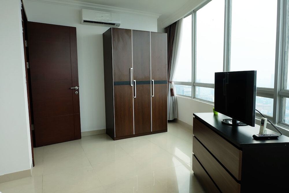 Джакарта: 2 Bedroom Denpasar Residence Apartment By Travelio