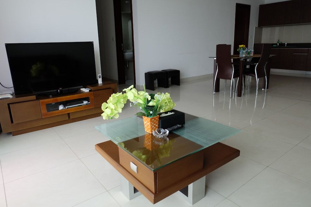 Джакарта: 2 Bedroom Denpasar Residence Apartment By Travelio