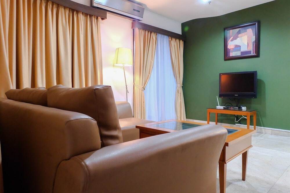 Джакарта: 2 Bedroom Park Royale Apartment By Travelio