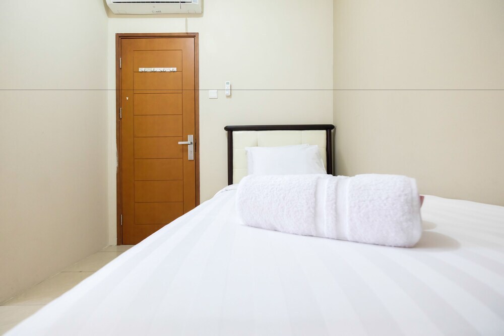 Джакарта: 2 Bedrooms at Gading Greenhill Apartment by Travelio