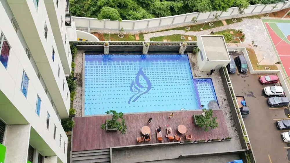 2 Bedrooms at Gading Greenhill Apartment by Travelio — фото 1