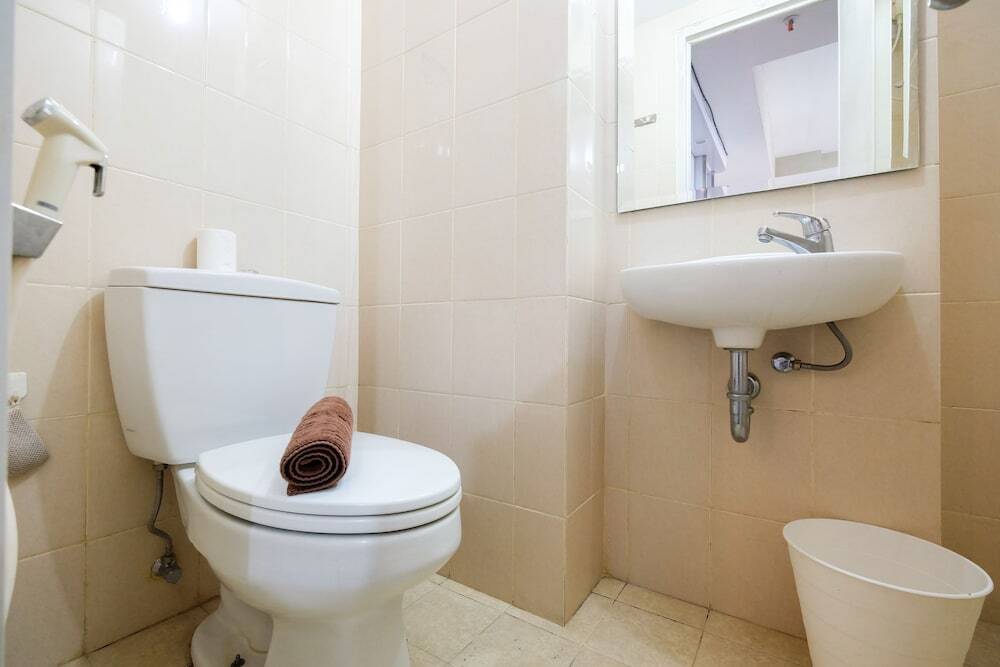 Джакарта: 2 Bedrooms at Gading Greenhill Apartment by Travelio