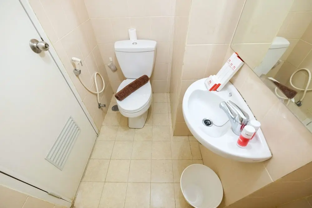 Джакарта: 2 Bedrooms at Gading Greenhill Apartment by Travelio