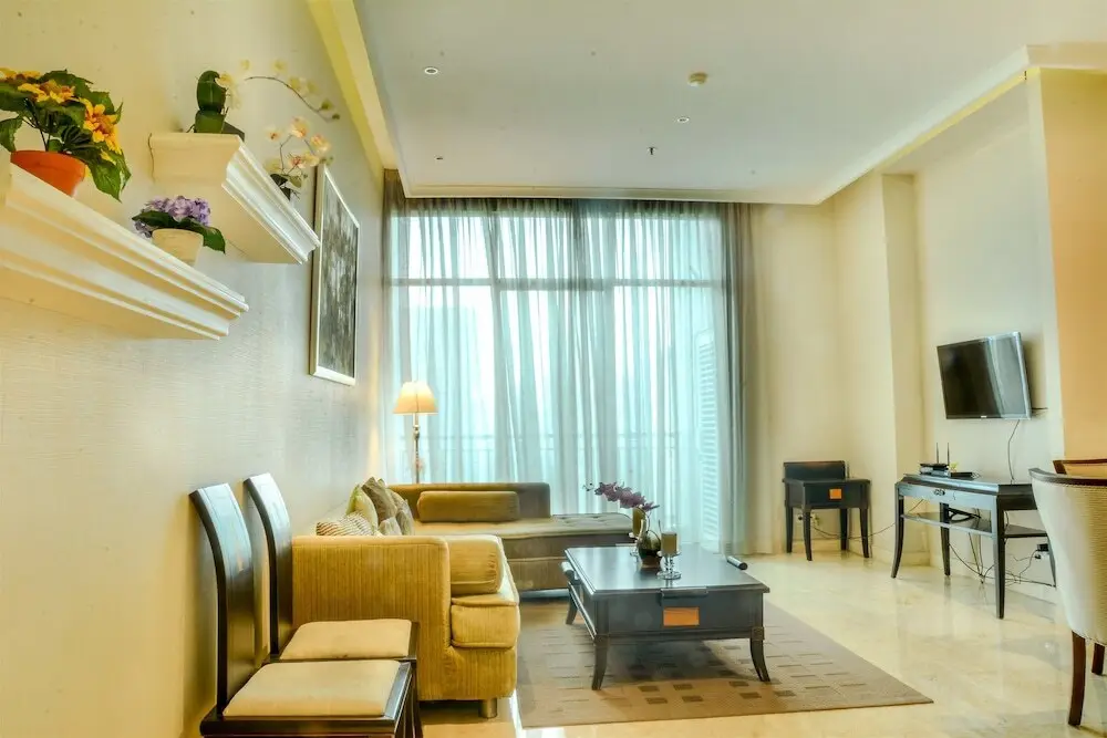 3 Bedroom Apartment at Senayan Residence by Travelio — фото 1