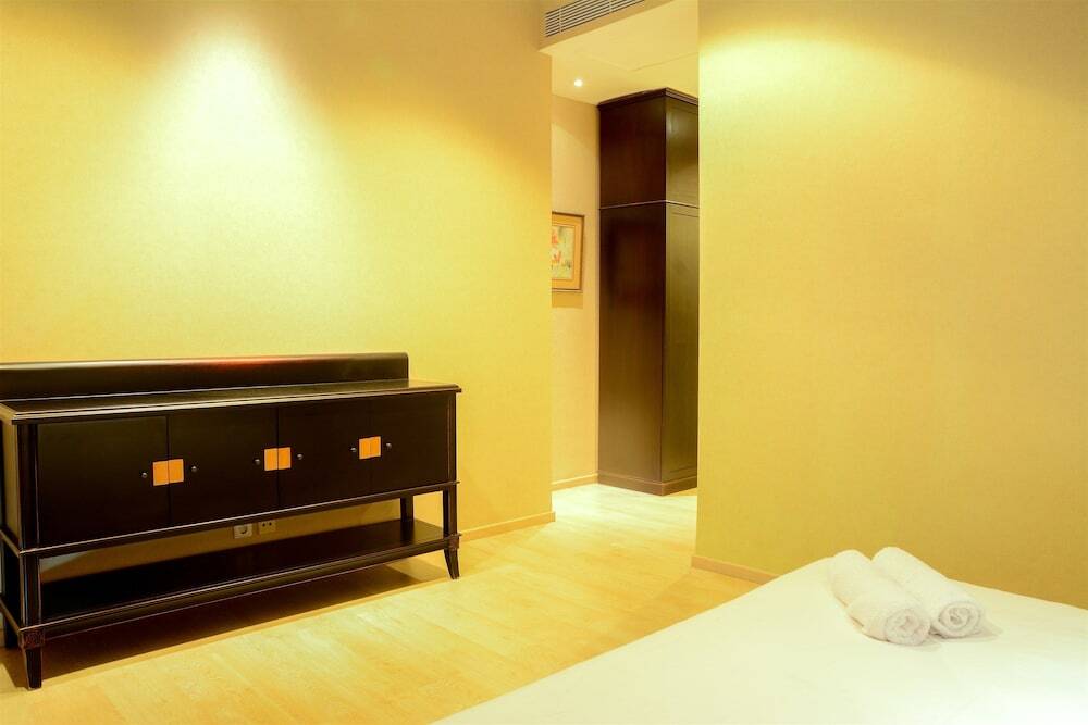 Джакарта: 3 Bedroom Apartment at Senayan Residence by Travelio