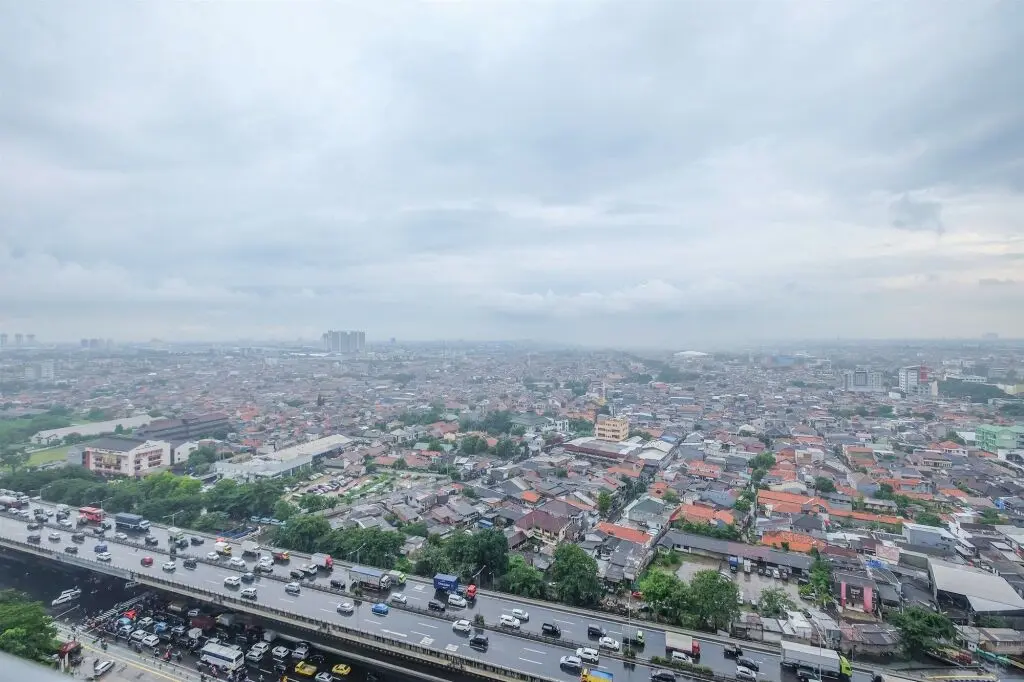 Джакарта: 2 Bedrooms at Green Pramuka City Apartment By Travelio