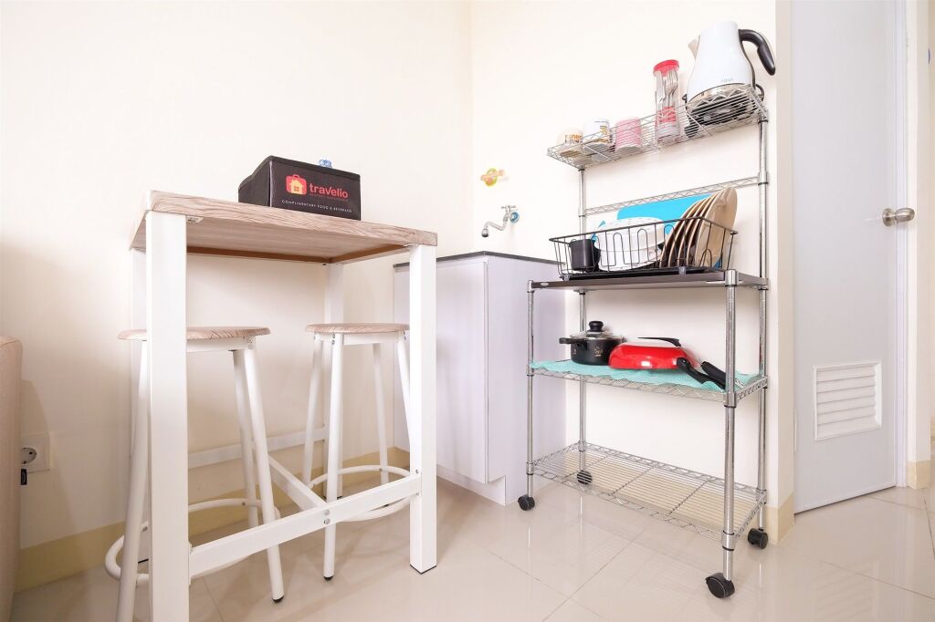 Джакарта: 2 Bedrooms at Green Pramuka City Apartment By Travelio