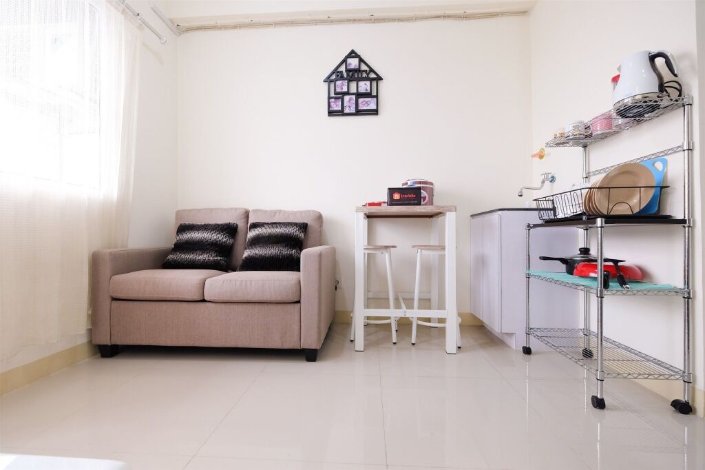 Джакарта: 2 Bedrooms at Green Pramuka City Apartment By Travelio