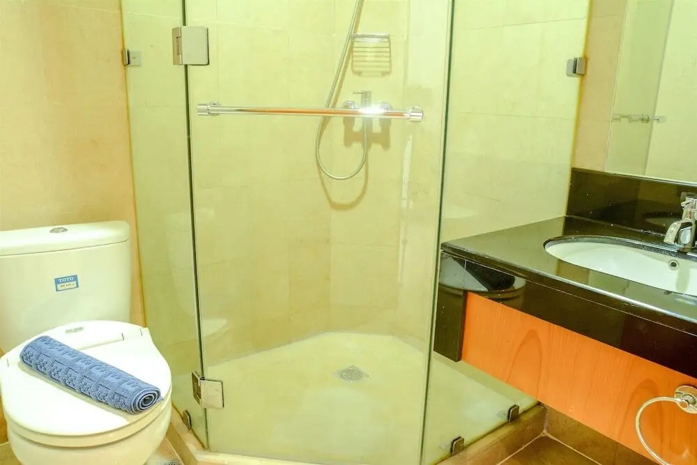 Джакарта: 3 Bedrooms at Apartment Sudirman Residence by Travelio