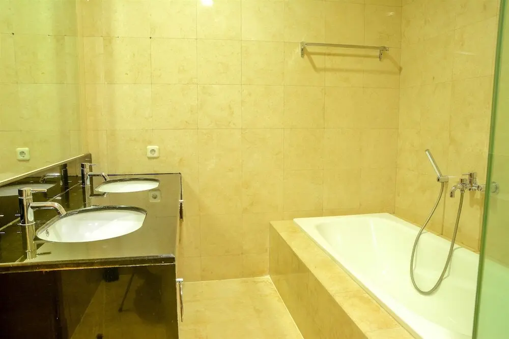 Джакарта: 3 Bedrooms at Apartment Sudirman Residence by Travelio