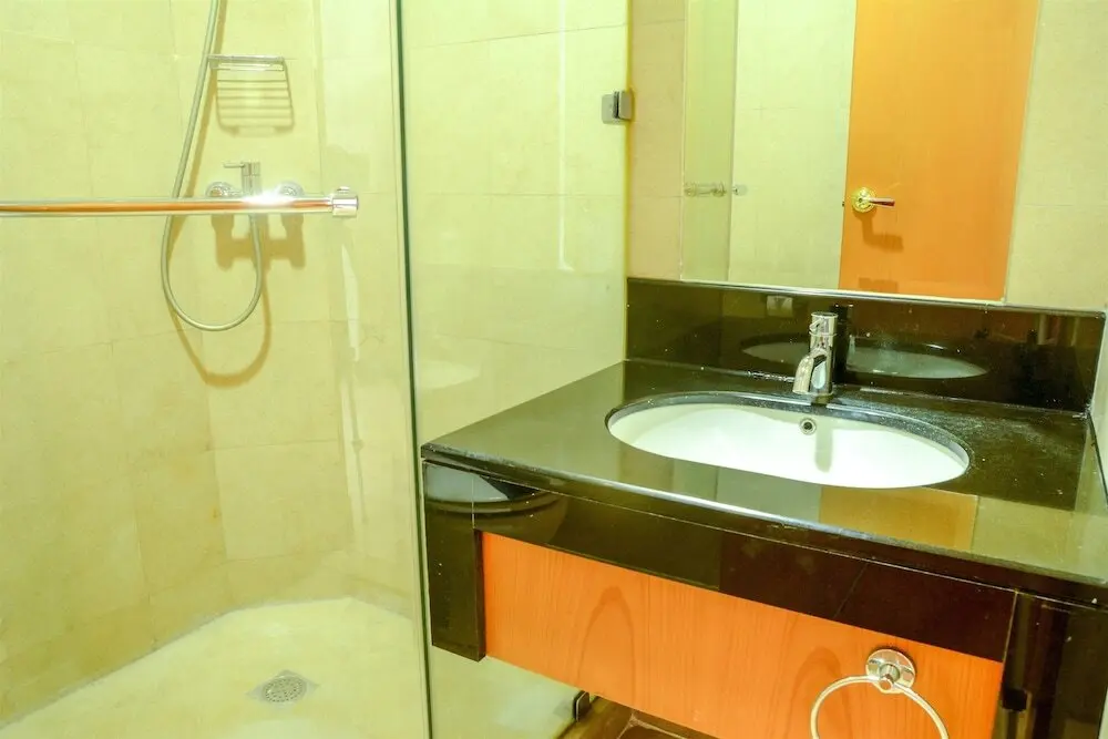 Джакарта: 3 Bedrooms at Apartment Sudirman Residence by Travelio