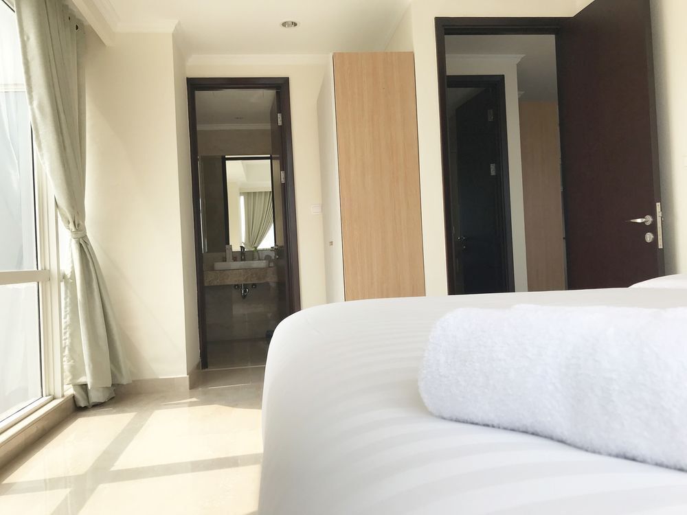 Джакарта: Luminous 2 Bedrooms at Menteng Park Apartment by Travelio