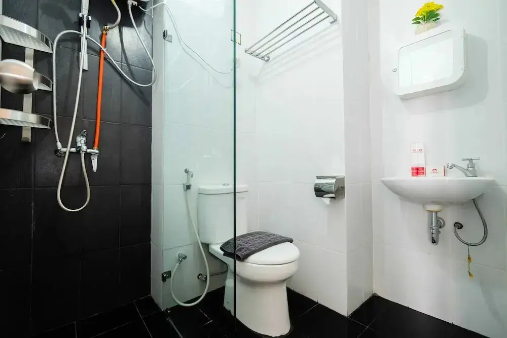 Джакарта: Minimalist Studio at Bassura City Apartment By Travelio