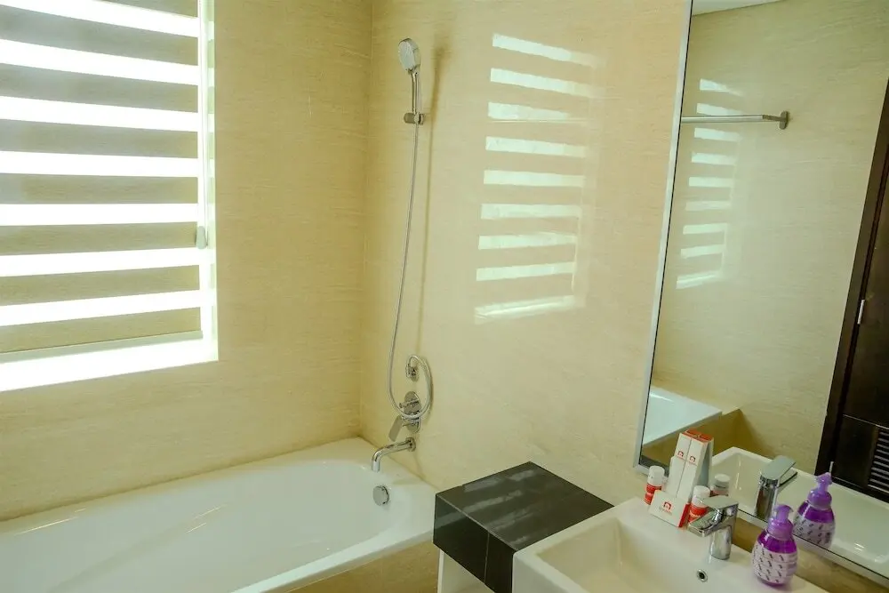 Джакарта: 2 Bedrooms at Gallery West Apartment By Travelio