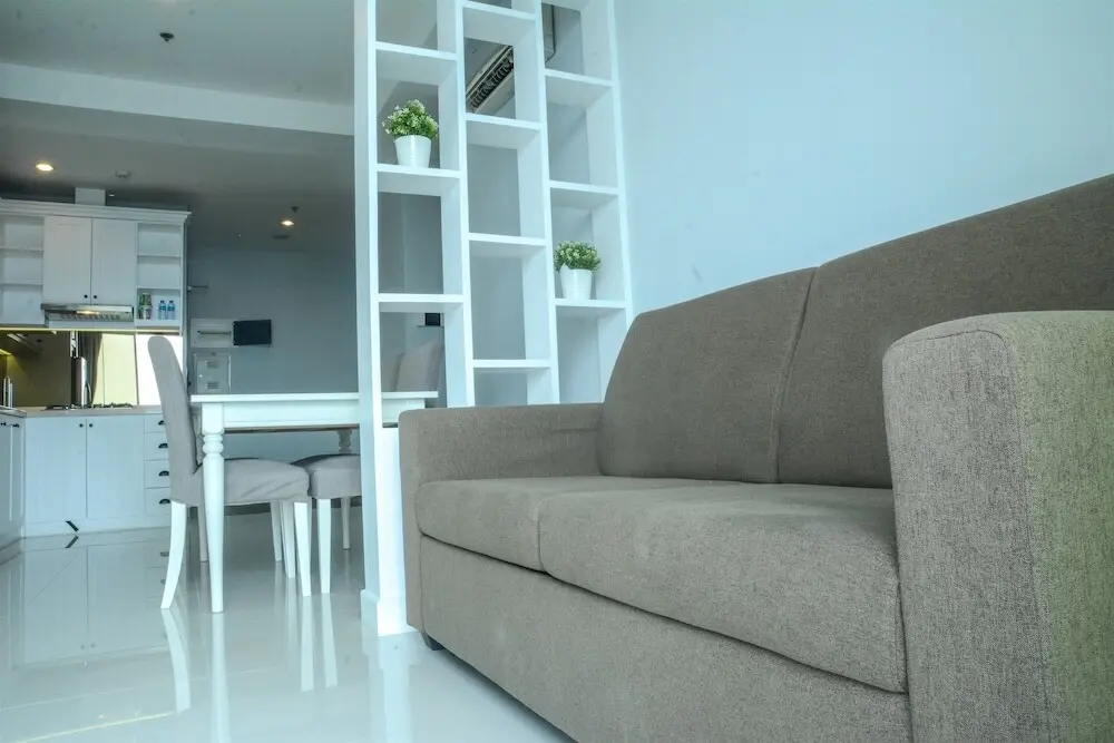 Джакарта: 2 Bedrooms at Gallery West Apartment By Travelio