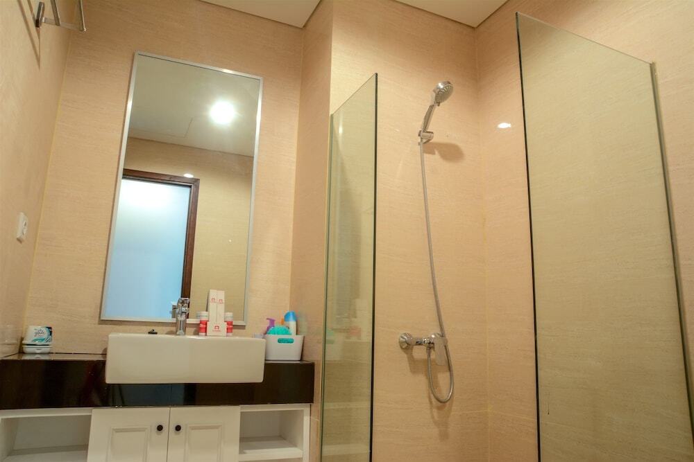 Джакарта: 2 Bedrooms at Gallery West Apartment By Travelio