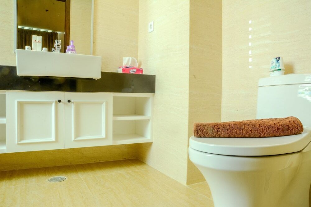 Джакарта: 2 Bedrooms at Gallery West Apartment By Travelio