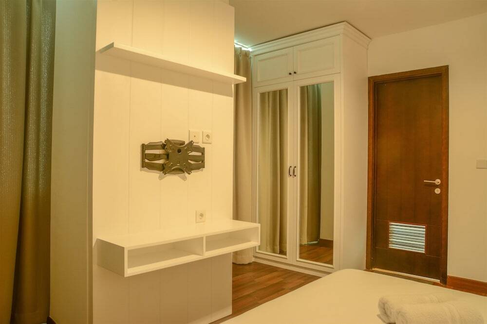 Джакарта: 2 Bedrooms at Gallery West Apartment By Travelio