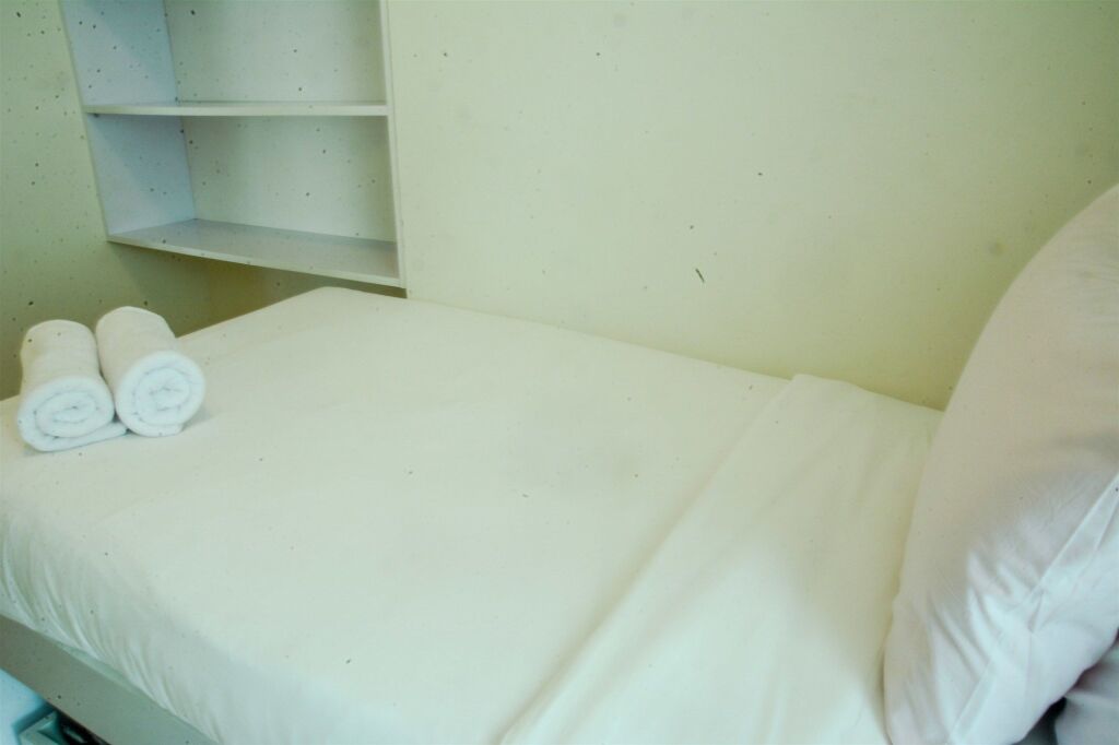 Джакарта: 2 Bedrooms Woodland Park Apartment by Travelio