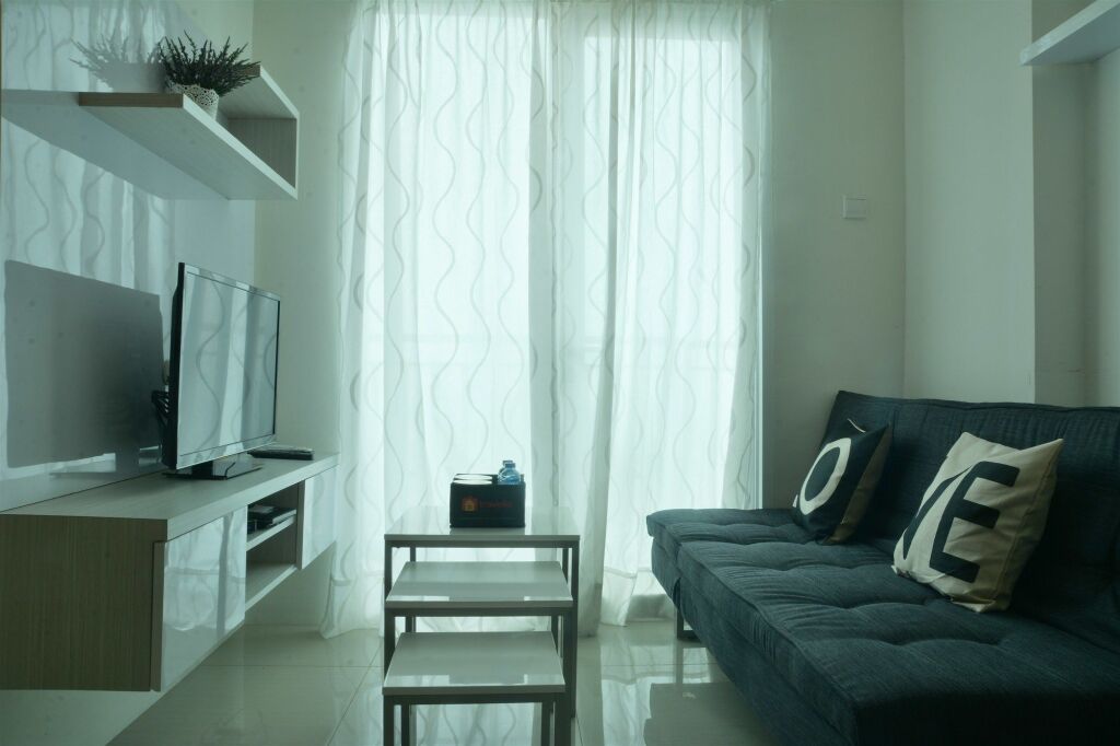 Джакарта: 2 Bedrooms Woodland Park Apartment by Travelio