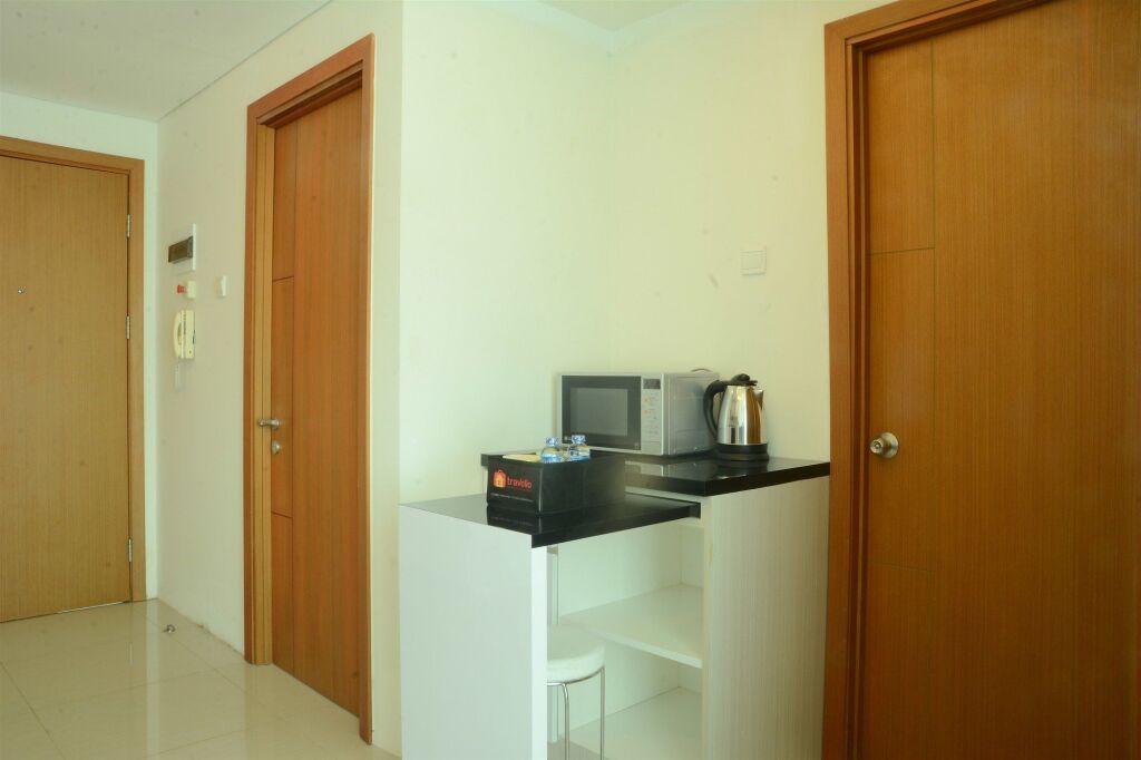 Джакарта: 2 Bedrooms Woodland Park Apartment by Travelio